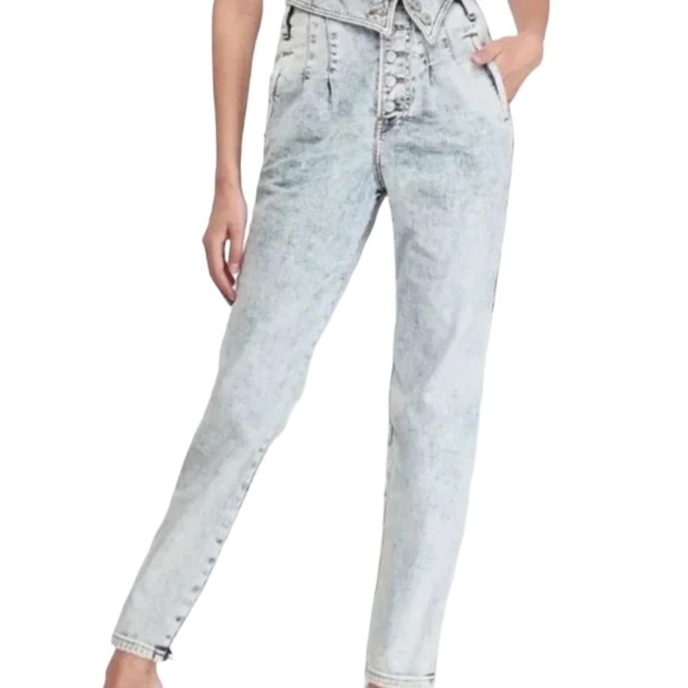 Express Tapered Ankle Super High Rise Jeans Light Wash, Size 6 28" Waist.